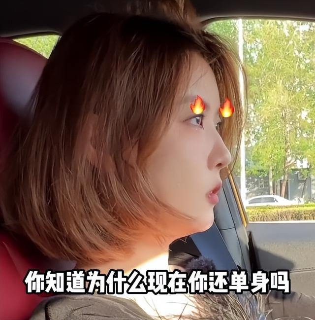 直播美女扒开内裤打光屁股，女主播给粉丝看光屁股？