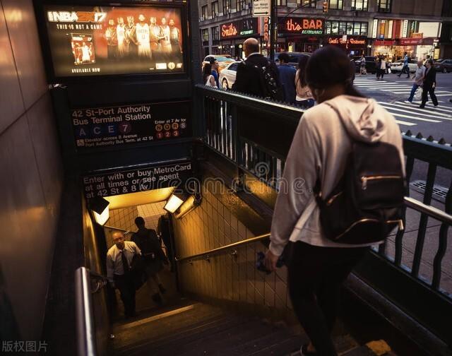 地铁口适合做什么小生意，地铁口适合开什么店好？