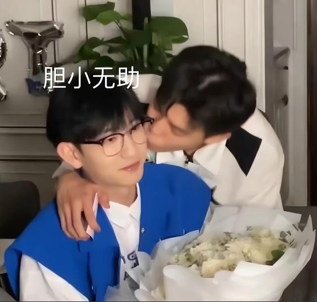 中国超帅帅哥为赚钱直播，中国帅气小伙？